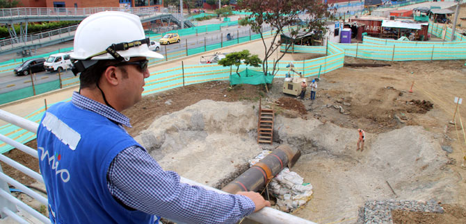 Personal y maquinaria empieza nueva conexin de tubera matriz