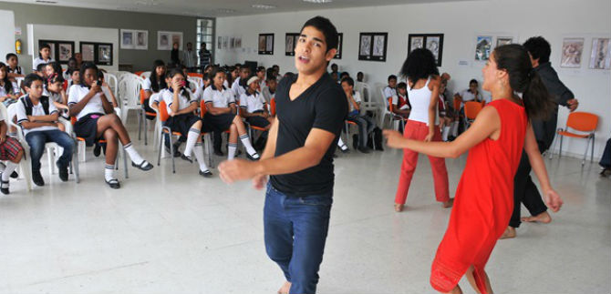 Felidia estrena bandera y escudo propuestos por la comunidad
