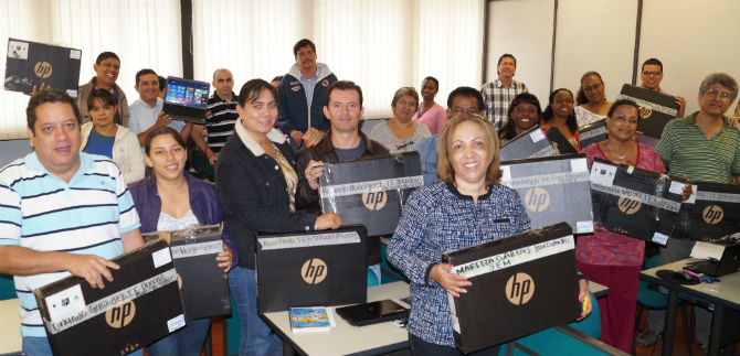 Maestros de profesores reciben computadores para iniciar capacitacin
