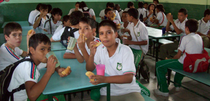 167.000 estudiantes de Cali reciben su racin de alimentacin escolar