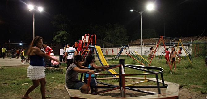 Nueva luz blanca en parques contribuye al mejoramiento de la seguridad en la comuna 16