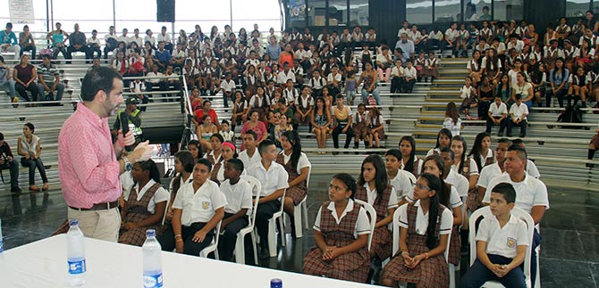 Graduados primeros patrulleros escolares por la paz