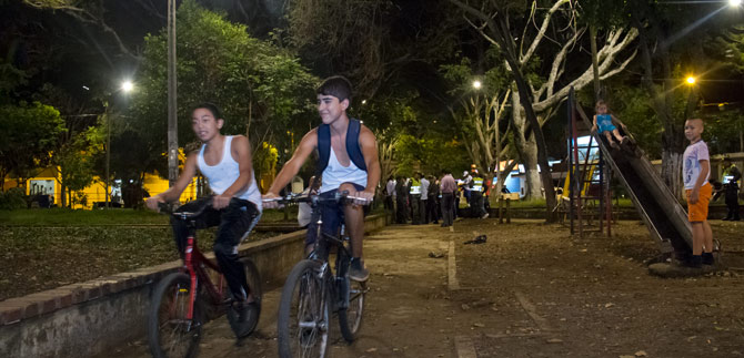 Administraci�n entreg� parques con nueva iluminaci�n, este martes en la comuna 8