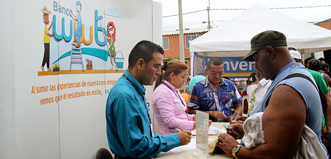 Feria del microcrdito en  la urbanizacin Llano Verde