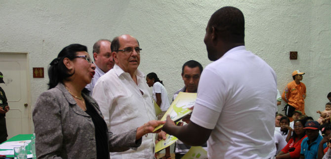 Vivienda recibe documentos para  t�tulos gratis de predios, en  la Comuna 1