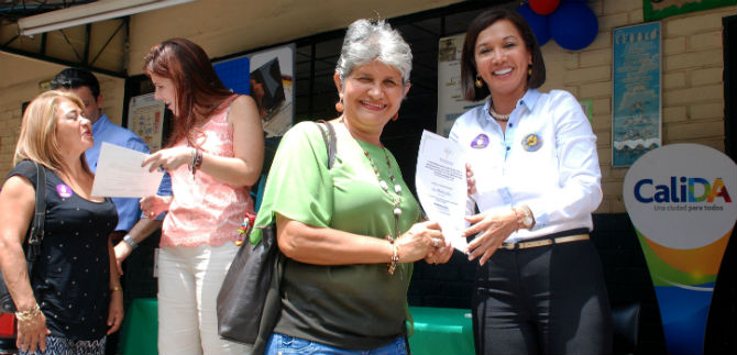 20 adultos mayores se gradan en el Punto Vive Digital de la Comuna 8