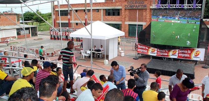 Residentes de todos los barrios cale�os disfrutan el Mundial en pantallas p�blicas