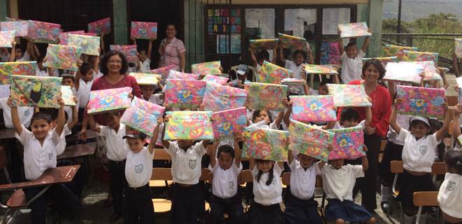 Con apoyo de la empresa privada, gobierno caleo entrega paquetes escolares en zona de ladera de la comuna 1