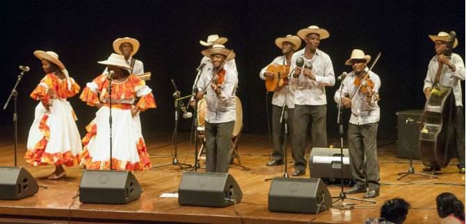 Teatro Pablo Tob�n de Medell�n se llen� de Pac�fico