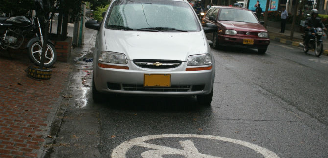 Trnsito sensibiliza a la ciudadana sobre mal parqueo