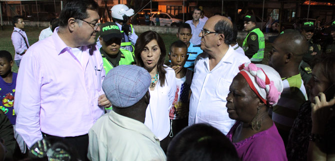 Parques iluminados con luz blanca atraen a los residentes de la comuna 15