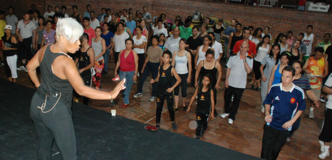 Ya llega el Festival Mundial de Salsa; aprenda a bailar gratis