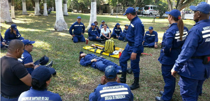 Bomberos de Cali capacitan a grupo de emergencia de la Alcalda