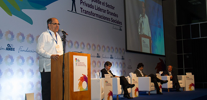 Alcalde insiste ante empresarios en aportar soluciones para el posconflicto