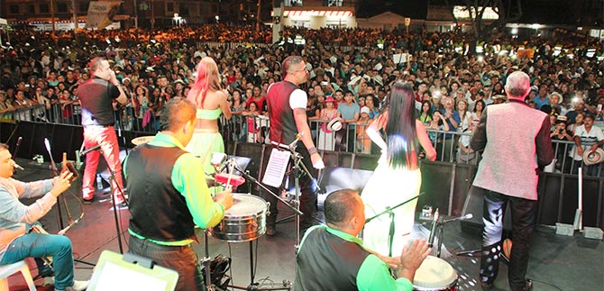 Calle de la Feria se constituye en el segundo �xito de la festividad cale�a
