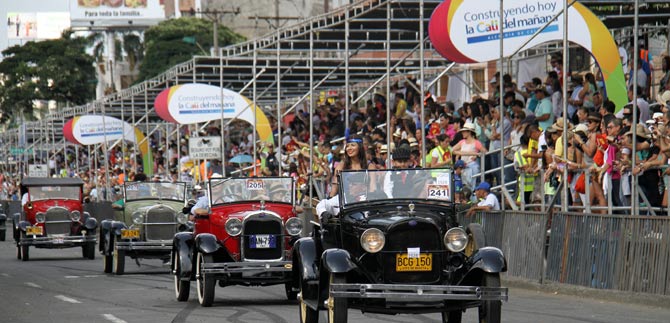 Desfile de autos antiguos permiti� su lucimiento a�n con el paso del tiempo