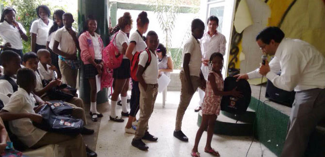 Educaci�n entrega paquetes escolares a estudiantes desplazados