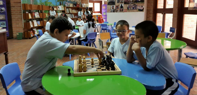 Menores aprenden jugando en la biblioteca del Centro Cultural
