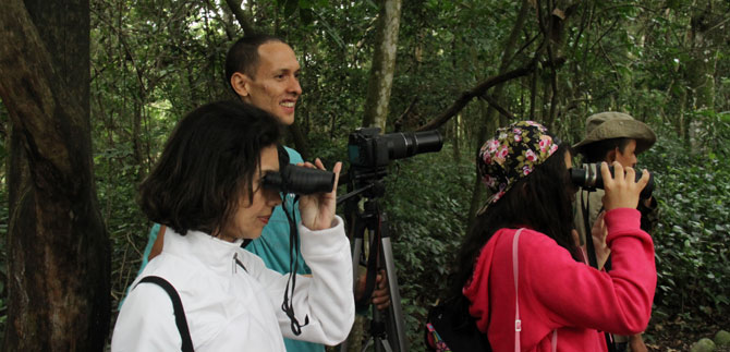Caleos y visitantes, maravillados con avistamientos de aves