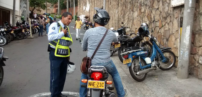 Tr�nsito de Cali realiza operativos al mal parqueo