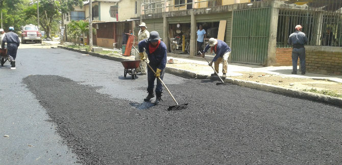Administracin Municipal construye y hace mantenimiento a vas de la comuna 13