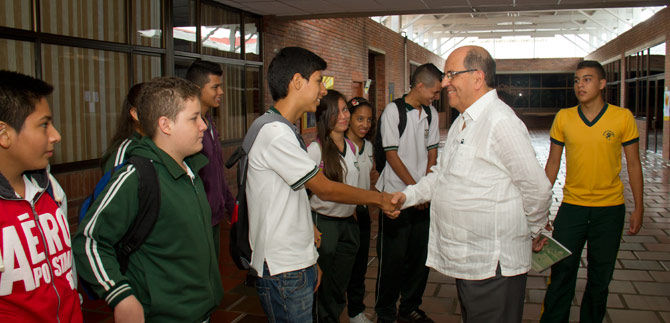 Alcalde verifica avances del programa Go Cali en colegios oficiales