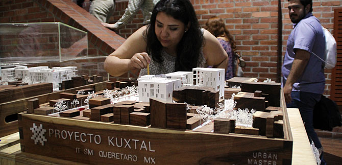 Decatl�n Solar muestra en Cali novedoso modelo de casa para personas sin visi�n