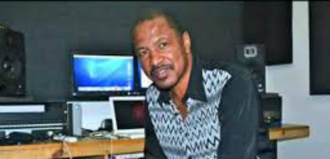 Conversatorios con Hermes Manyoma en la Audioteca Municipal