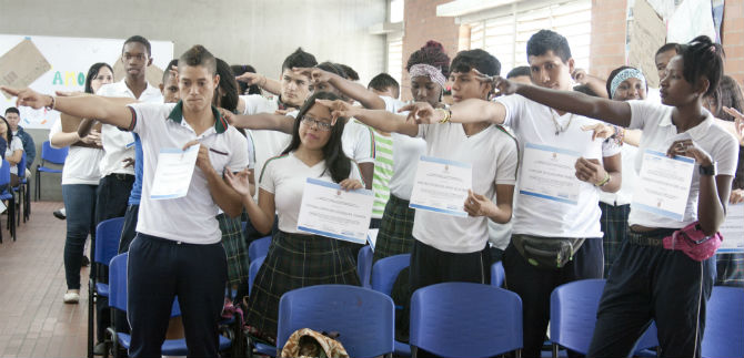 264 estudiantes de sectores vulnerables se han certificado como facilitadores de paz