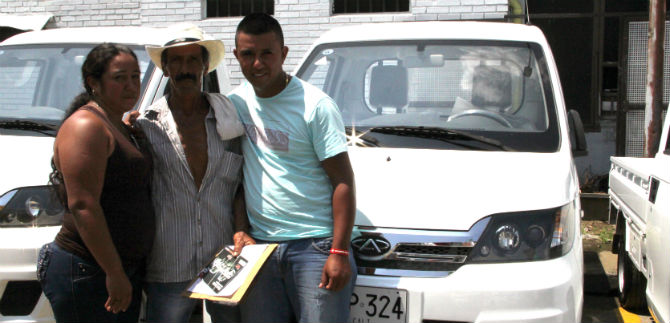 37 excarretilleros recibieron vehculos de carga de parte de la Administracin