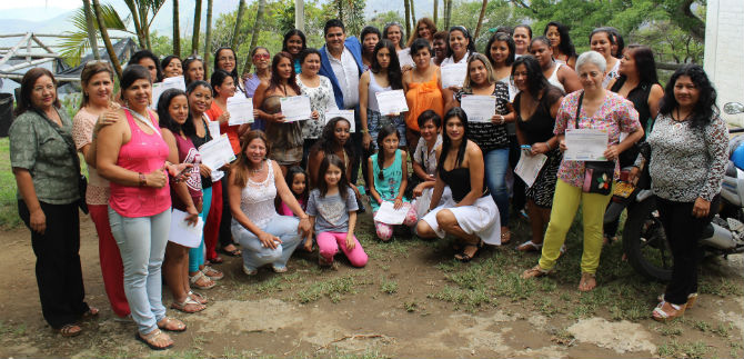 Celebran clausuras de capacitaciones a mujeres de las comuna 1 y 5
