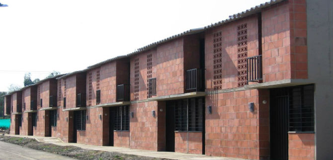 Dan opciones de vivienda a poblaci�n desplazada