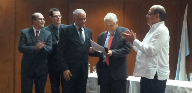 Administraci�n Municipal reconoce a m�dicos cale�os en su d�a