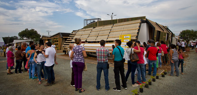 Jurado sigue evaluando las casas construidas en el Solar Decathlon