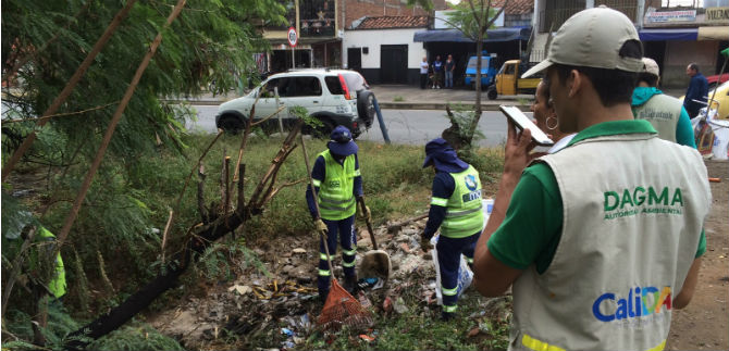 Recuperan condiciones de canal de aguas lluvias de autopista suroriental