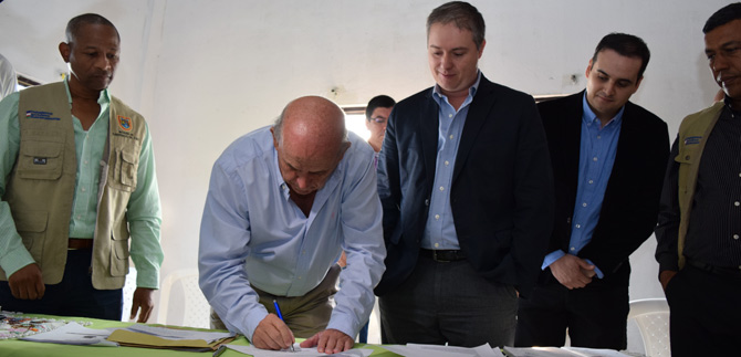 Alcald�a firma convenio con Almacenes �xito para generar empleo