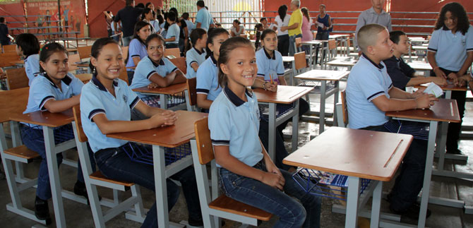 Alcalda dota de 19.660 pupitres a Instituciones Educativas Oficiales