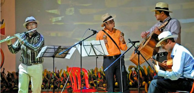 Participantes al 42 festival de m�sica andina Mono N��ez