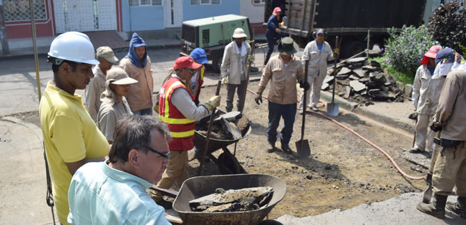 Secretario de Infraestructura verifica avances en distintos pavimentos
