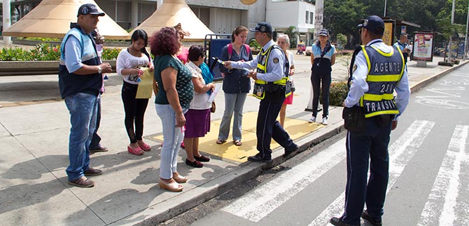Peatones del CAM son concientizados por el Tr�nsito Municipal