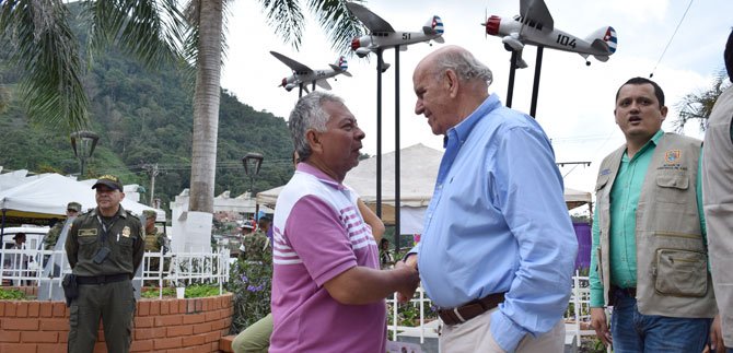 Alcalde de Cali recorri� parque de Felidia y dialog� con habitantes de esta zona