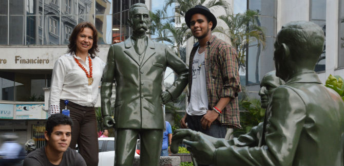 La poesa mantiene su espacio en el Parque de los Poetas