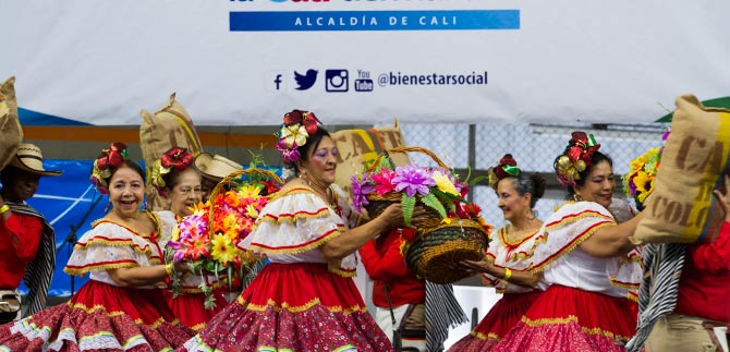 Carnaval del Adulto Mayor en la Comuna 5