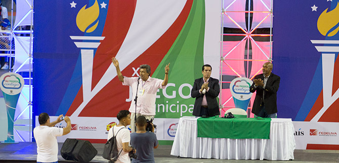 El clima, no fue impedimento para la inauguraci�n de los Juegos Municipales 2016