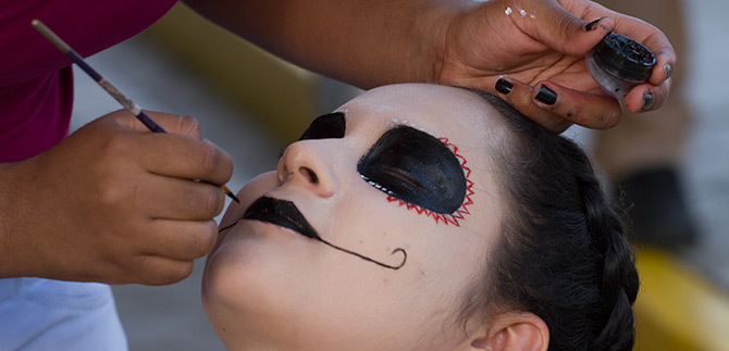 Artistas del maquillaje FX para caleos que esperan lucir de pelcula