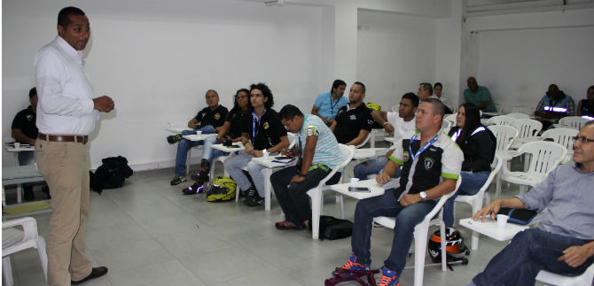 Tr�nsito inicia mesa de trabajo con gremio de motociclistas