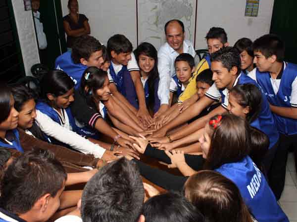 100 mediadores de un colegio p�blico de Cali les hacen el quite a las peleas