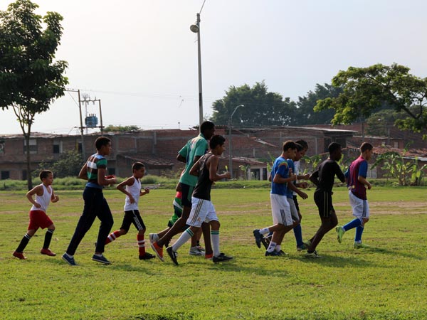 En barrios del oriente cale�o, j�venes hacen goles por la convivencia