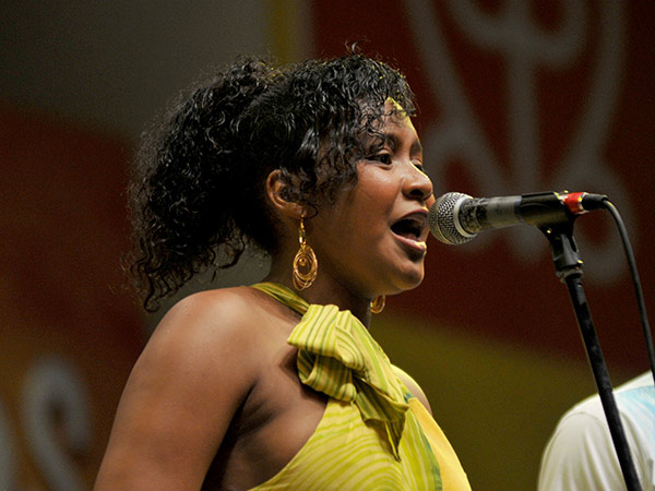 Cantante desplazada se rob el espectculo en el cierre del Petronio