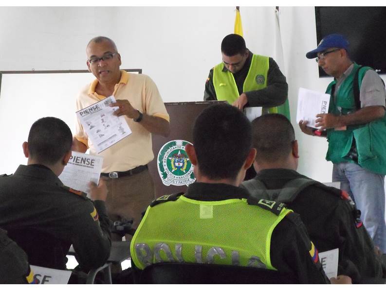Dagma capacita a policas de la comuna 13 sobre comparendo ambiental